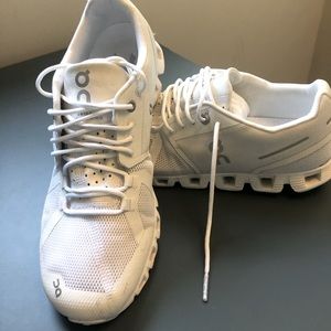 Women’s 8.5 All White ON Cloud running shoes.